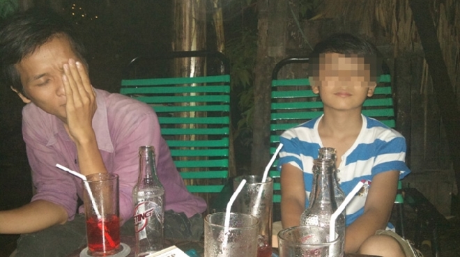 （C）Tuoi tre,N Khai、トゥアン(左)と男児