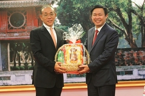 （Ｃ）baohaiquan, 谷崎大使(左)とフエ財政相