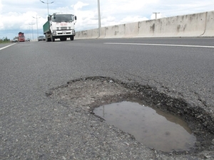（Ｃ） Tien Phong, 新しいホーチミン〜チュンルオン高速道路に出現した穴