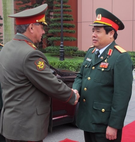 （Ｃ）Saigon Times, ショイグ国防相と握手するタイン国防相