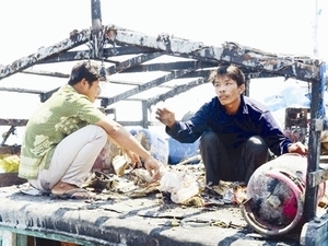 （Ｃ）Tien Phong, 発砲を受け炎上したベトナム漁船