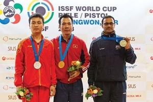 （Ｃ）Dantri, 金メダルを獲得したホアン・スアン・ビン選手(中央)