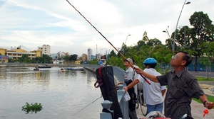（Ｃ）Saigonnews, ニエウロック運河で釣りをする人々