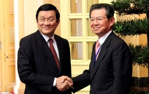 （C）Ha Noi Moi, チュオン・タン・サン国家主席(左)と関西経済連合会の森詳介会長