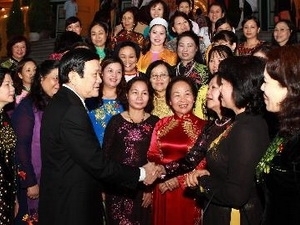 （Ｃ）Vietnamplus, チュオン・タン・サン国家主席と女性国会議員たち