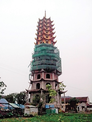 （Ｃ） Thanh nien Online, ティエンフオン寺で建設中の仏塔