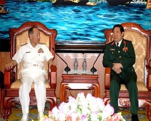 （Ｃ）Dat Viet, 河野海上幕僚長（左）とフン・クアン・タイン国防相