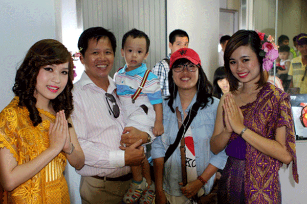 （C）DDDN, タイに到着した乗客