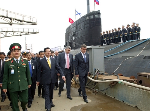 （Ｃ）VOH, 潜水艦「ハノイ」を訪問するズン首相(左から2番目)