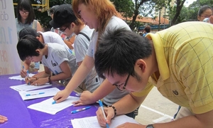 （Ｃ）Bao Dat Viet, 「同性結婚を支援する100万人署名運動」で署名する若者