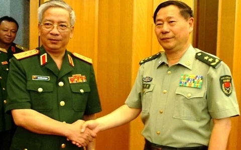 （C）Vietnamnet、ビン次官(左)と戚副参謀総長