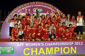 （C）  Bongda,　東南アジア女子サッカー選手権で優勝したサッカー女子ベトナム代表チーム