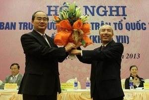 （C）  ktdt,　就任式の模様、左がグエン・ティエン・ニャン副首相