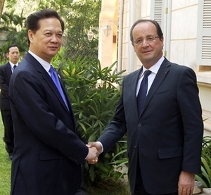 （C） vietnamnet,　昨年のASEM会議でのグエン・タン・ズン首相とフランソワ・オランド大統領