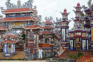 （C）  Vnexpress,　アンバン地区の霊廟