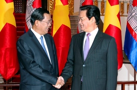 （C）  Dantri,　グエン・タン・ズン首相（右）とフン・セン首相（左）