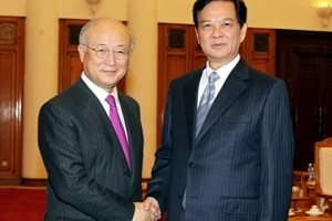 （C）  vietnam+,　グエン・タン・ズン首相（右）と天野之弥事務局長