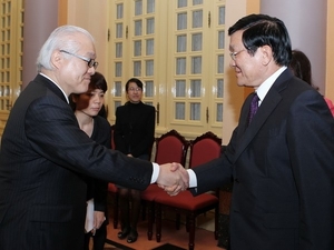 （C）Vietnam plus,Nguyen Khang、武見議員(左)とサン主席