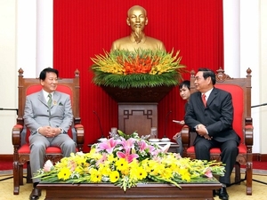 （C）  vietnam+,　会談する杉良太郎氏（左）とレ・ホン・アイン政治局員（右）