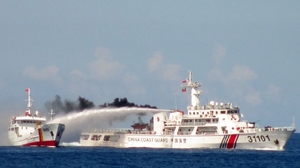 （C）  tuoitre,　ベトナム巡視船に放水する中国船