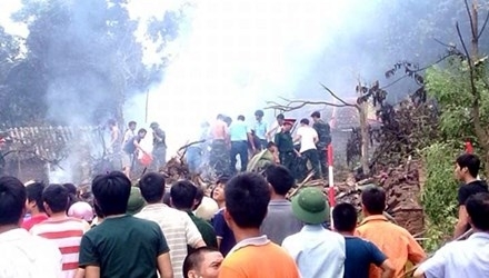 （C）  tienphong,　墜落現場に集まってきた地元住民