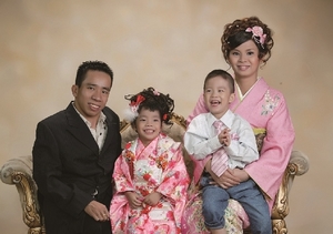(C) 高文研 ドクさん家族の記念写真