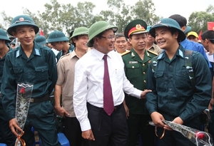 （C）Ha Noi moi、新兵を激励するギ党委書記