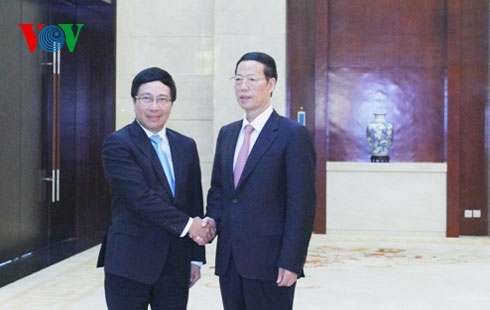 (C) vov ミン副首相(左)と張副首相(右)