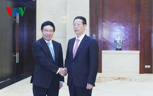 (C) vov ミン副首相(左)と張副首相(右)