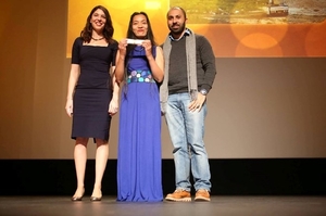 （C）  vietnam+,　授賞式でのグエン・ホアン・ディエップ監督（中央）