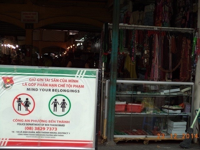 (C) Lao Dong, 観光客に注意を促す看板