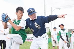 （C）  名球会,　少年野球育成プロジェクト(フィリピン)での北別府学氏（右）
