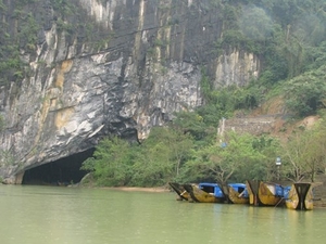 (C) Thanh Nien, フォンニャー・ケバン国立公園の洞窟入り口