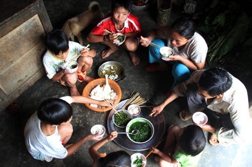 （C）VnExpress,Tien Hung、家族で食事