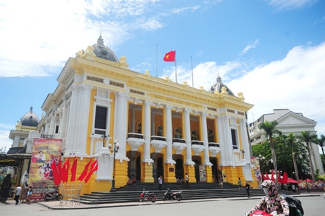 ハノイ オペラハウスの外壁塗り替え中 けばけばしい と批判 社会 Vietjoベトナムニュース