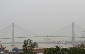 （C）VnEpress,Huu Cong、煙霧の中のフーミー橋