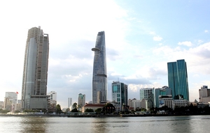 (C) vnexpress, 左：サイゴン・ワン・タワー、中央：ビテクスコ・フィナンシャルタワー
