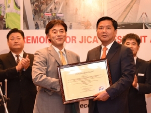 (C)Bao Giao thong,Khanh Linh、表彰式のタン交通運輸相(右)と森所長