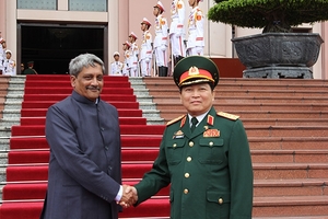 (C)mod.gov.vn、インドのパリカル国防相(左)とリック国防相
