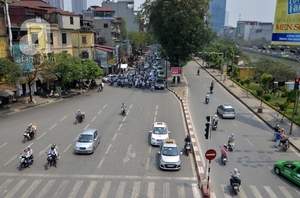(C) vietnamnet, 日陰に停車する車両
