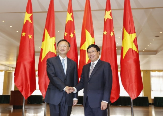 (C)Tuoi tre,Viet Dung、ファム・ビン・ミン副首相(右)と中国の楊潔チ国務委員