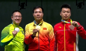 (C)VnExpress,Quang Dung、ホアン・スアン・ビン選手(中央)