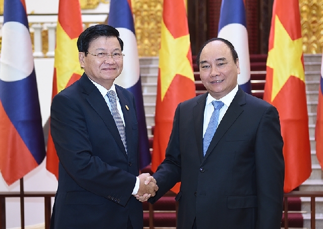 (C)Bao chinh phu,Quang Hieu、トーンルン首相(左)とフック首相