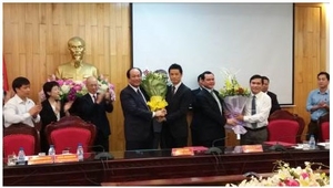 (C) KDDI, マイ・ティエン・ズン政府官房長官(中央左)と大石聡KDDIベトナム社長(中央右)