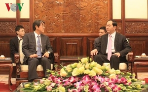 (C)VOV、梅田邦夫大使(左)とクアン国家主席