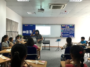 (C) ヤマハ, 日本国際学校(ハノイ市)でのリコーダーを使った音楽授業