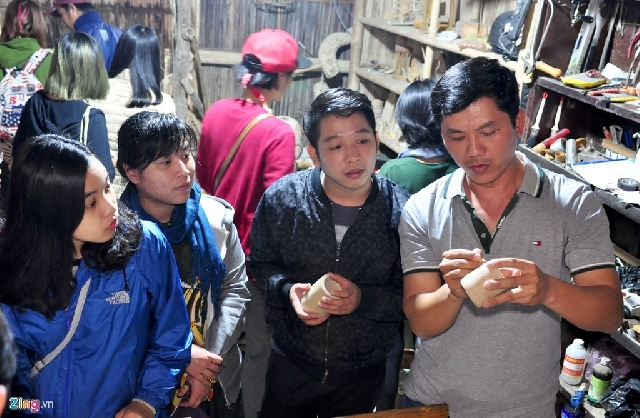 (C) Zing.vn, タンさん(右)と見学の学生