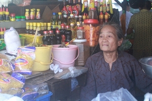 (C) Ngoc Duong, Thanh Nien,店頭に座るキムさん |オールドマーケット<br>の商人たちの記憶