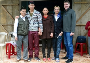 (C) VnExpress, 右から養父、ビンさん、バウさん、フオンさん、中国人夫