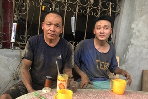 (C) danviet、フンさん(右)と父親のレ・ズイ・クオンさん(左)